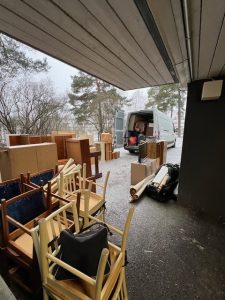 Huonekalujen nouto ja hävitys jäteasemalle.